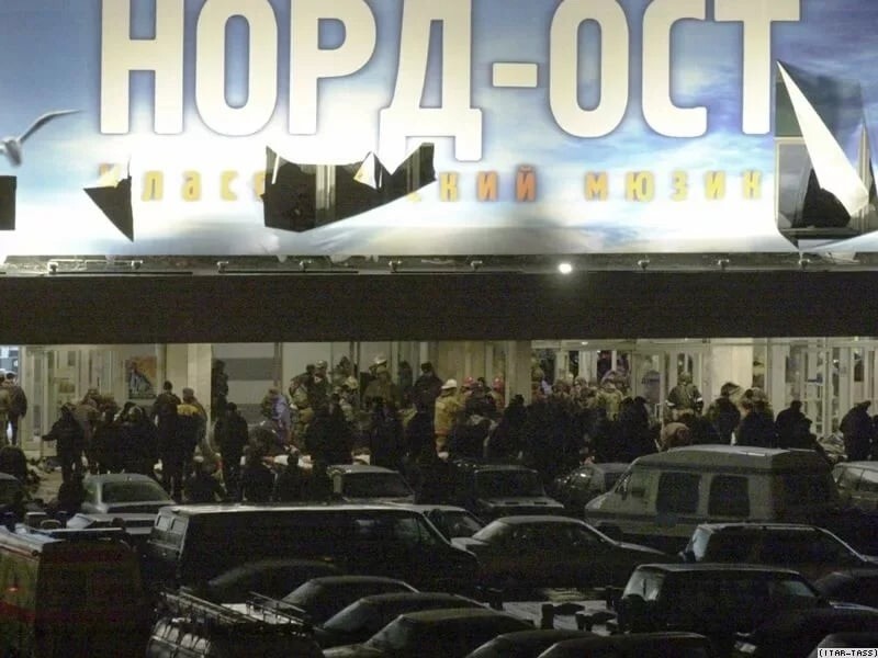 23 октября 2002 года в 21 час 15 минут в здание Театрального центра на Дубровке в Москве, где в этот момент шел мюзикл «Норд-Ост», ворвались вооруженные люди в камуфляже