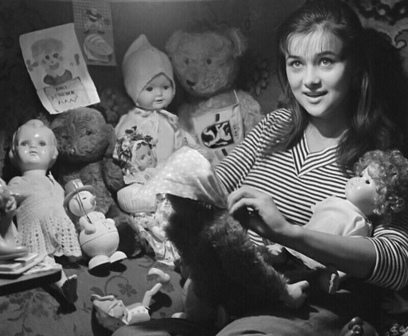 Людмила Марченко в окружении игрушек, 1960 год