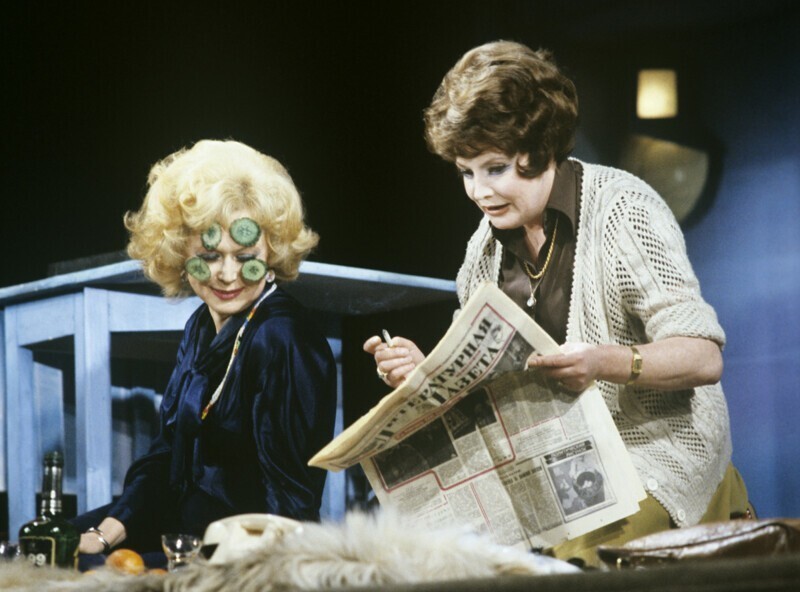 Светлана Немоляева и Татьяна Доронина в сцене из спектакля «Она в отсутствии любви и смерти», 1981 год