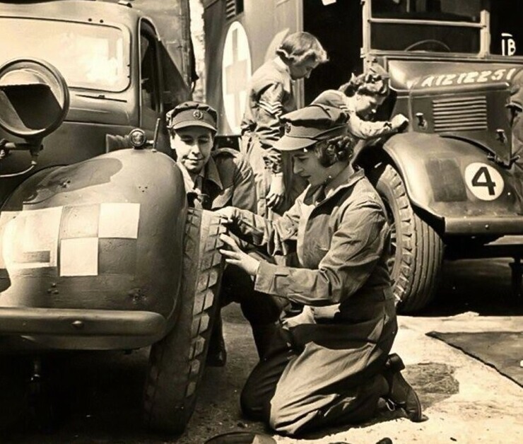 Королева Елизавета в 1945 году, будучи принцессой, поступила на службу в армию. Она водила машину скорой помощи