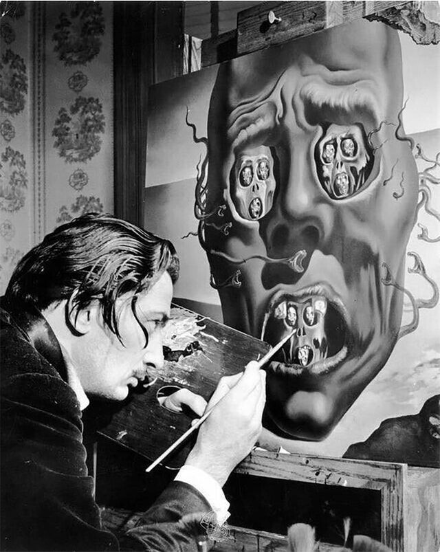 Сальвадор Дали пишет картину "Лицо войны", 1940 год