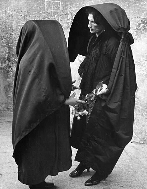 Мальтийские женщины за разговором, 1950 год