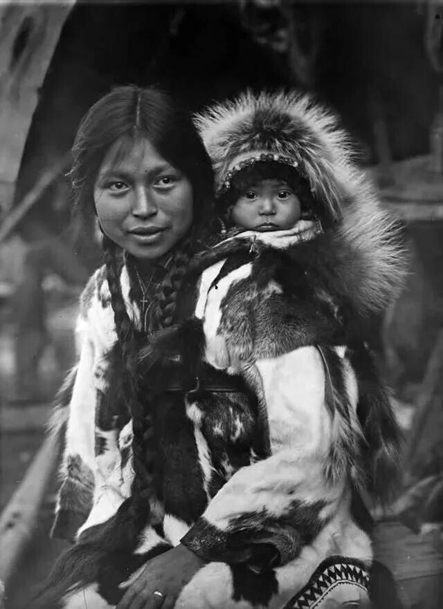 Эскимосская женщина с ребёнком, остров Кинг, Аляска, примерно 1920 год