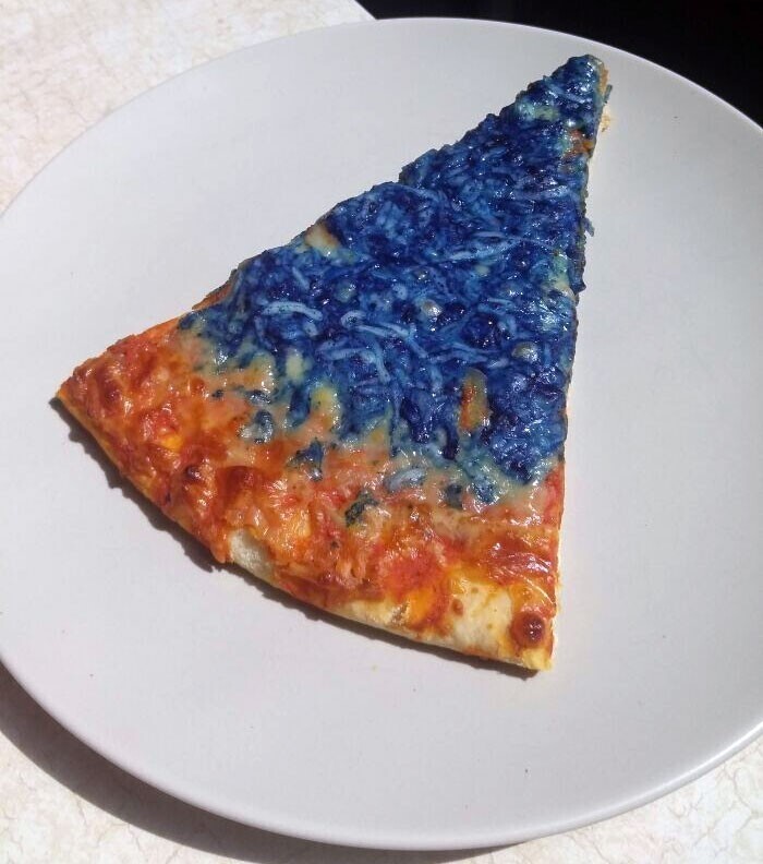 "Любимая девушка сказала, что обожает пиццу с голубым сыром. Кажется, я неправильно понял, на чем сделать акцент"