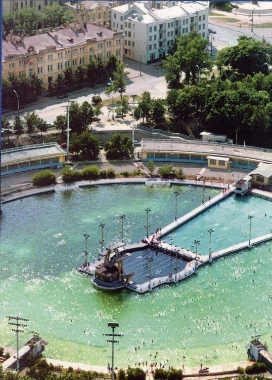 На тот момент это был самый большой бассейн в СССР и один из крупнейших в мире