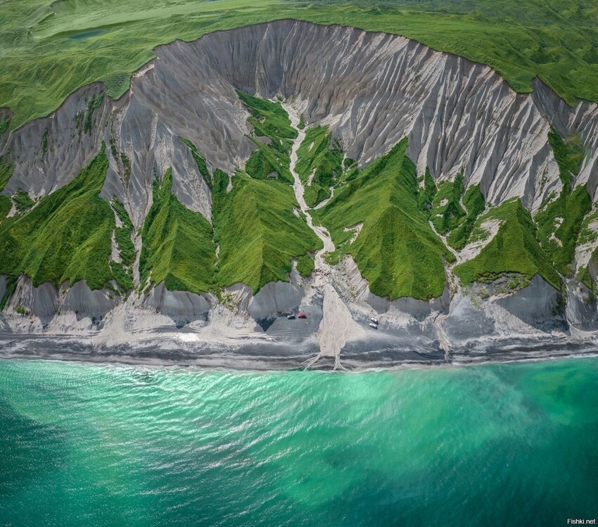 Участок Белых скал, обрывами вгрызающийся в остров, получил название «Каньон»