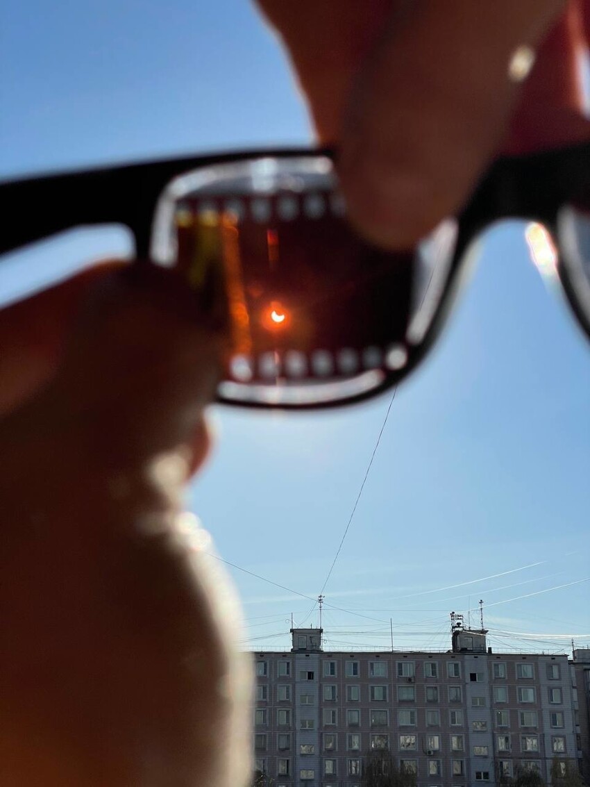 Жители российских городов наблюдали частичное солнечное затмение