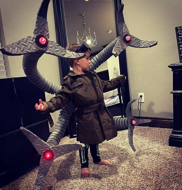 18. "Мой сын в своем хэллоуинском костюме Доктора Осьминога"