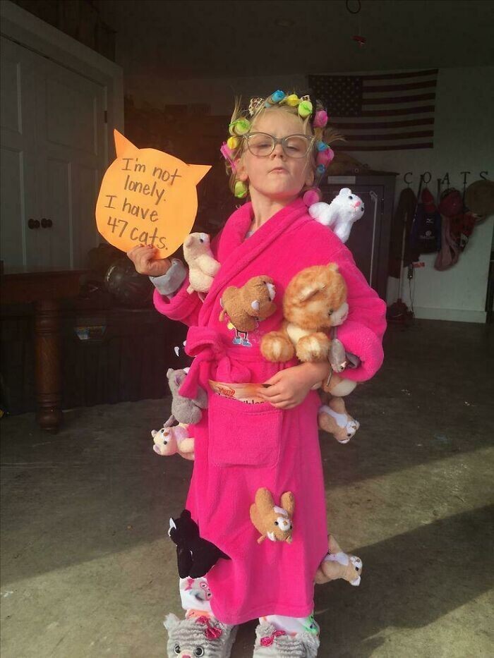 9. "Она захотела нарядиться своей бабушкой на Хэллоуин (надпись: "Я не одинока, у меня 47 котов")"