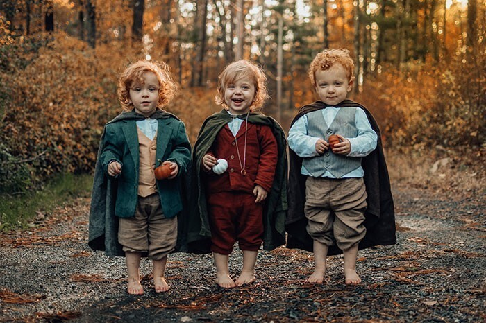 1. "Не удержались и нарядили наших двухлетних тройняшек хоббитами на Хэллоуин (девочка, мальчик и мальчик)"
