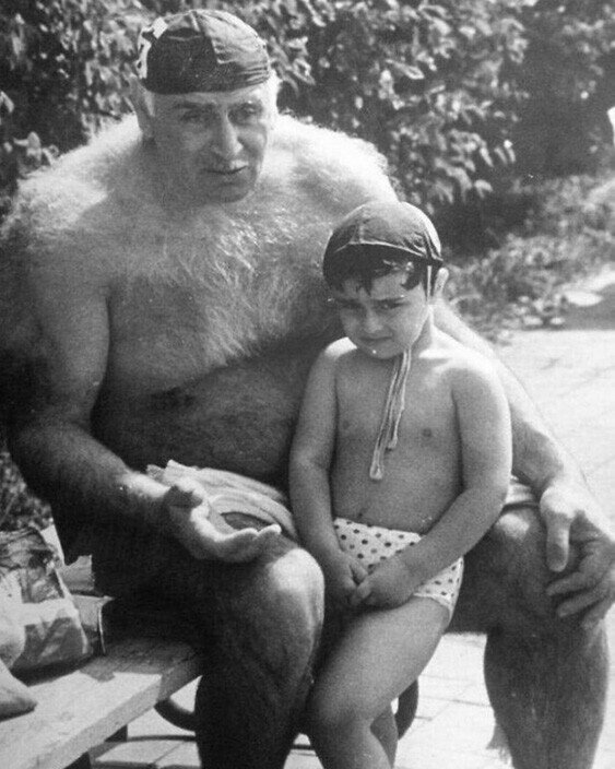 Легендарный советский грузинский ватерполист Петре Мшвениерадзе с внуком, 1990 год