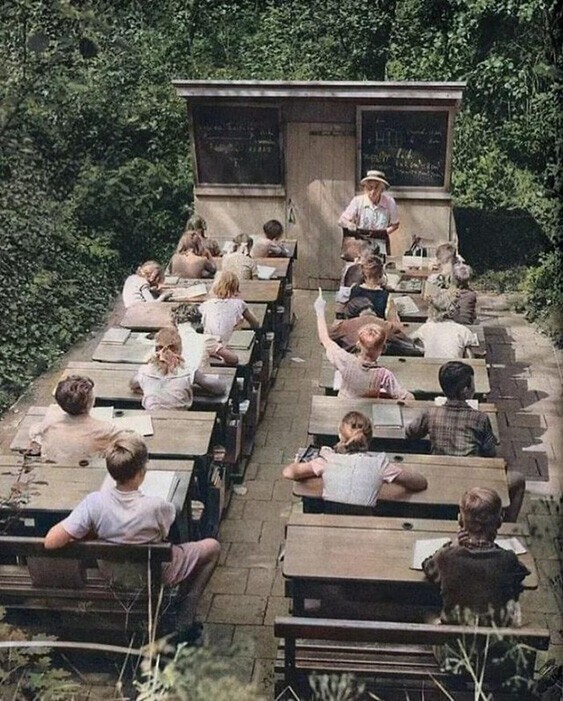 Школа под открытым небом в 1957 году, Нидерланды ⁣ В начале 20 века в Европе началось движение к школам под открытым небом.