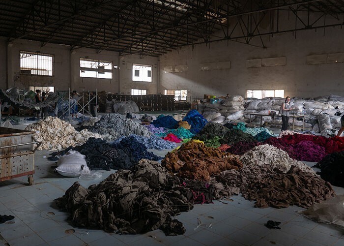 Модная индустрия тоже неутешительно влияет на экологию. Тысячи фабрик по производству одежды генерируют 10% мировых выбросов углекислого газа. А еще, на модную индустрию приходится пятая часть всего объема загрязнения пресной воды