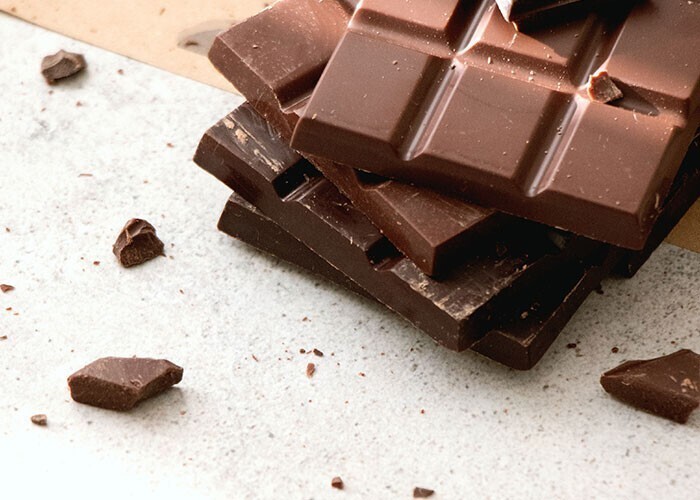 70% мирового шоколада поступает из Западной Африки. По оценкам, только в Гане и Кот-д'Ивуаре в производстве шоколада задействованы 1,5 миллиона детей-рабов - это не считая Нигерии и Камеруна