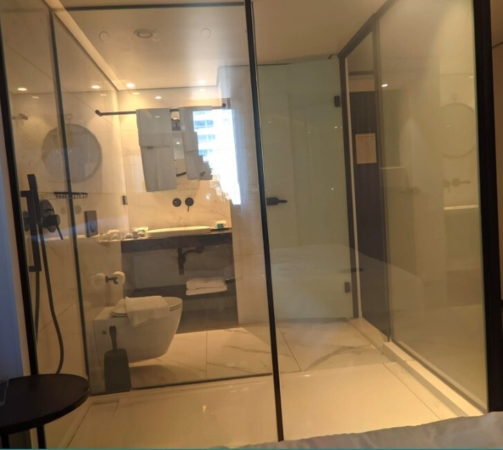 7. "В ванной номера в отеле полностью прозрачные стены"