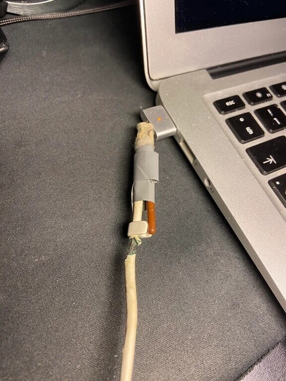 8. "Коллега принёс мне MacBook Air с этим кабелем. Я удивлён, что наш офис еще не сгорел"