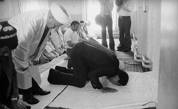  Мохаммед Али во время совершения намаза в мечети в Самарканде, Узбекистан, СССР, 1978 год