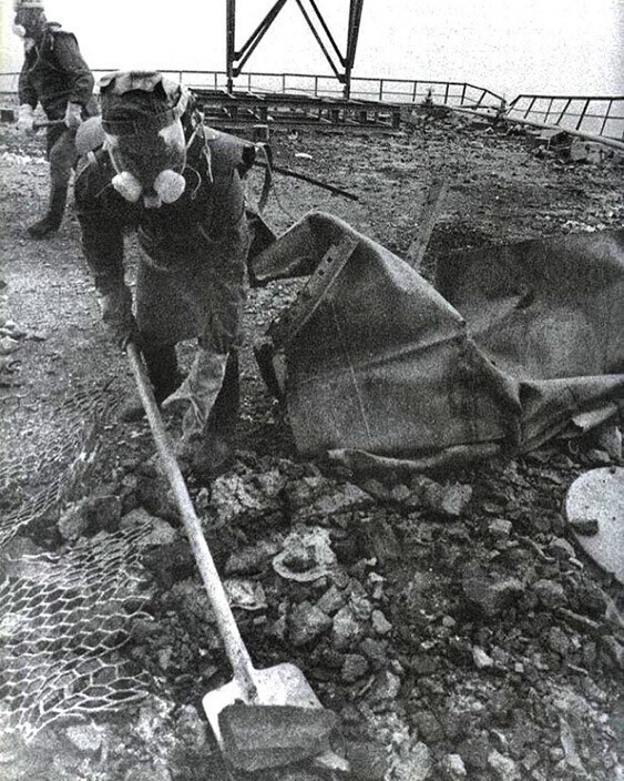 Ликвидаторы аварии на Чернобыльской АЭС на крыше четвертого энергоблока, СССР, 1986 год