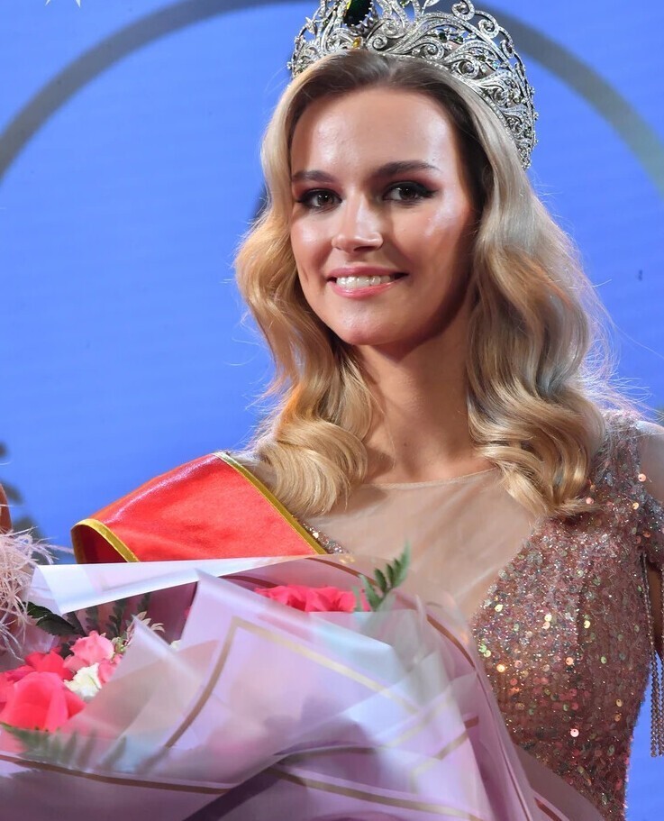 Корону конкурса "Краса России-2022" завоевала ослепительная блондинка