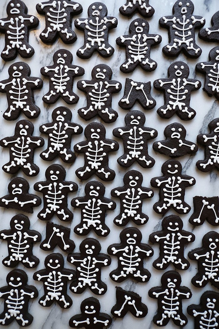 19. "Я использовал формочки для печенья с имбирными человечками, чтобы сделать жутких хэллоуинских скелетов"