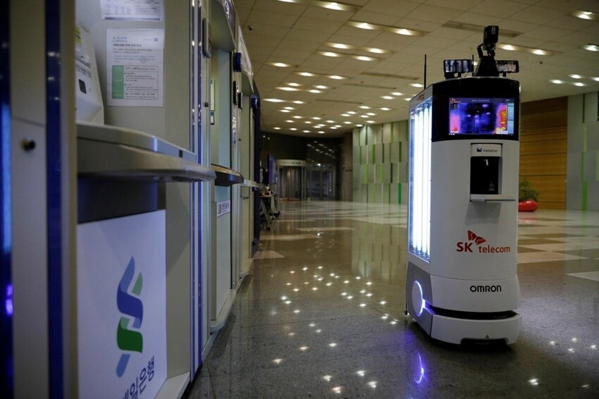 Там роботы меряют температуру посетителей и включают сигнал тревоги, если она слишком высокая, а также дезинфицируют пол
