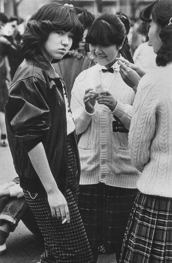 Члены банды японских девочек-подростков под названием сукебан, 1970-е
