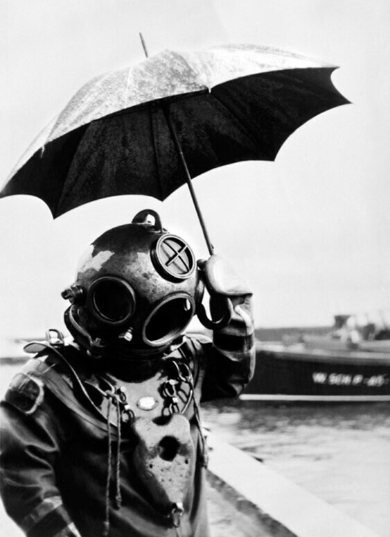  Водолаз под зонтиком, 1949 год