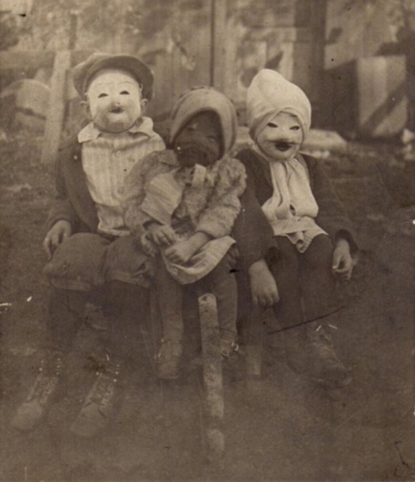 Жуткий Хэллоуин: костюмы прошлого, которыми впору пугать и взрослых