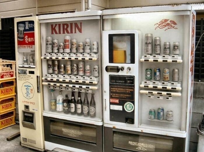 Вот автомат по продаже пива и саке в Японии. Как вы думаете, он проверяет возраст покупателя?