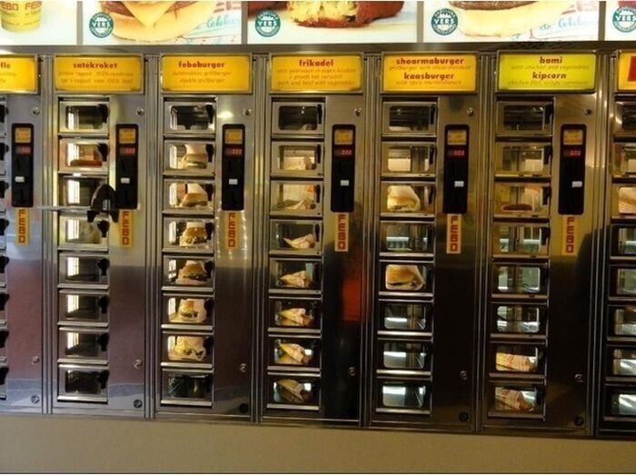 А это целый автоматический ресторан, где в автомате можно купить все - от горячего до газировки