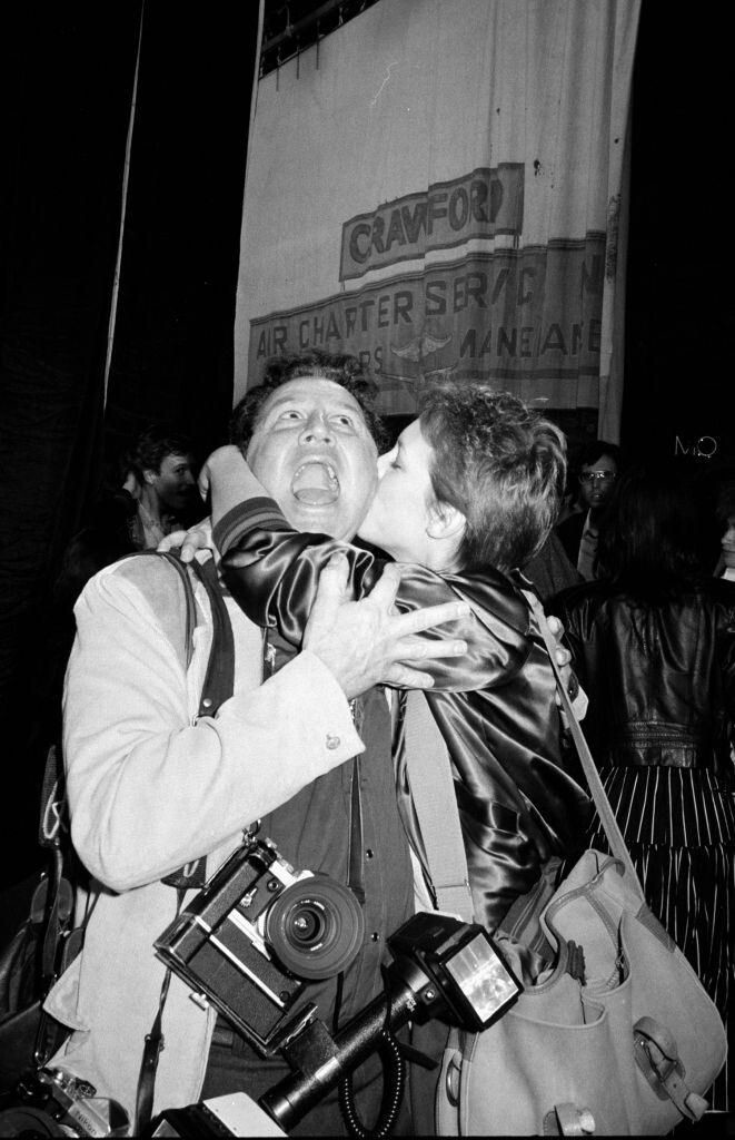 39. Джейми Ли Кертис целует фотографа, 1982 год