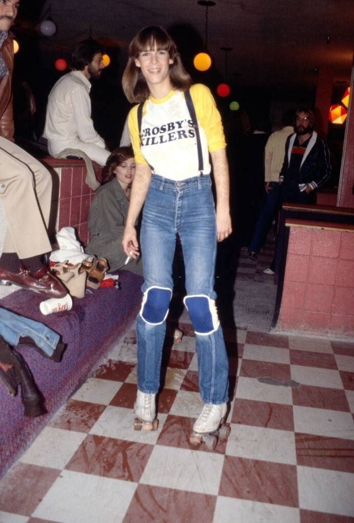 10. Джейми Ли Кертис на роликах на голливудской вечеринке, 19 декабря 1977 года