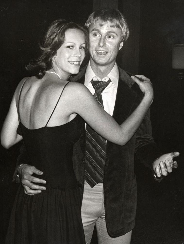 19. Джейми Ли Кертис с гостем на вечеринке в Хэмптоне, 1977 год
