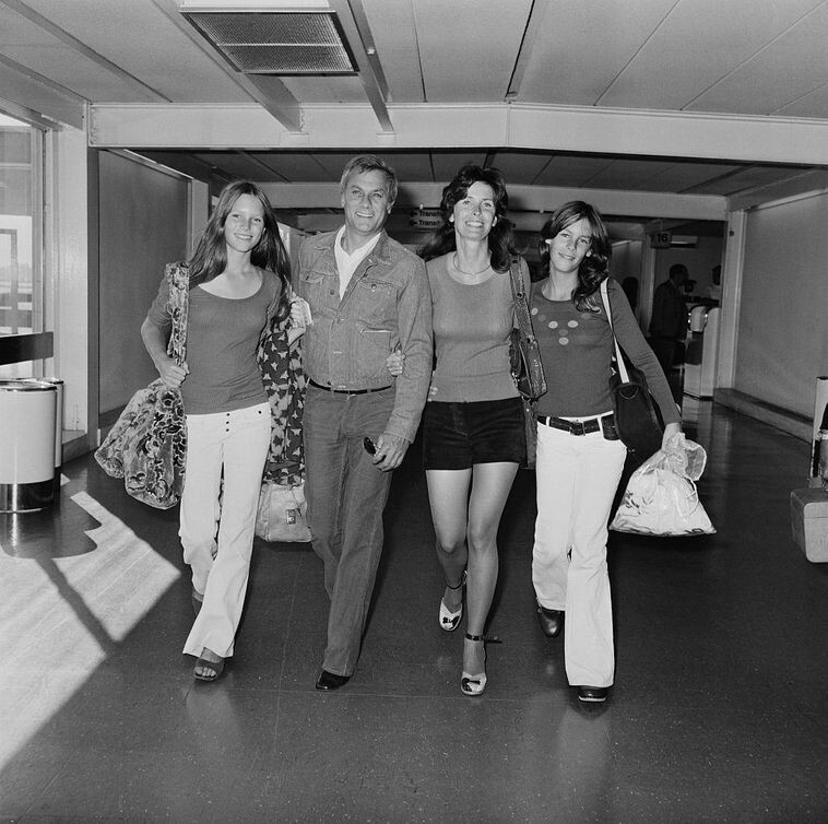 5. Джейми Ли Кертис (справа) с семьей в лондонском аэропорту, 1971 год