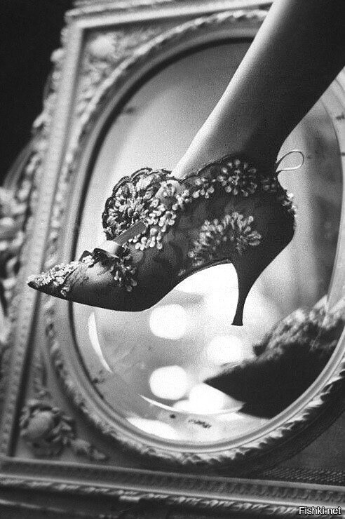 Эти туфли с кружевом и вышивкой были разработаны ROGER VIVIER для дома Dior