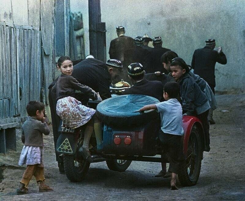 Всем семейством на базар.  Самаркандская обл., г. Каттакурган, 1982 год.