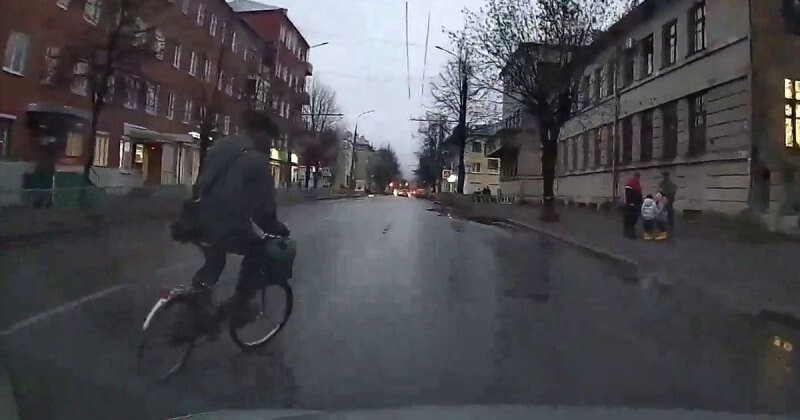 Был бы трезвый, уже бы сбили: пируэты велосипедиста из Рыбинска