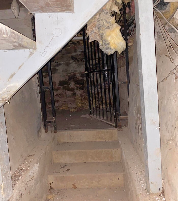 6. "Делали электрику в старом доме, построенном в 1800-х годах, и под лестницей в подвале обнаружили тюремную камеру"