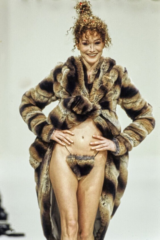 Карла Бруни на показе Vivienne Westwood Ready to Wear AW 1994-95 гг.