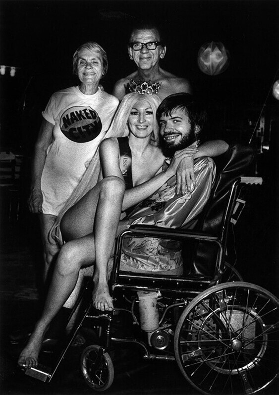 Мисс Обнажённая Америка позирует со всеми желающими, городок Розлон, штат Индиана, 1975 год