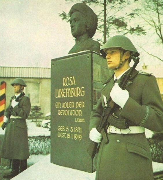 Могила Розы Люксембург с почётным караулом гвардейского полка Фридриха Энгельса, 1-го гвардейского полка Национальной народной армии (НВА) Германской Демократической Республики (ГДР), 1980-е годы