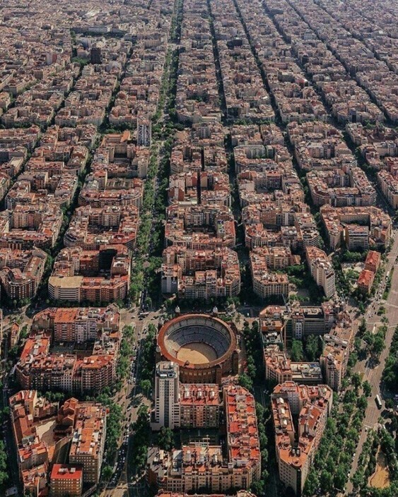 Римский амфитеатр среди городской застройки Барселоны, Испания