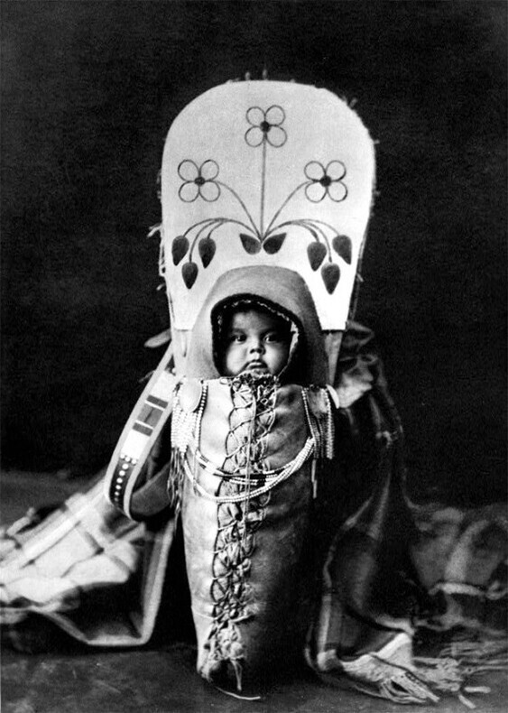 Индейский младенец в традиционной переноске. США, 1911 год