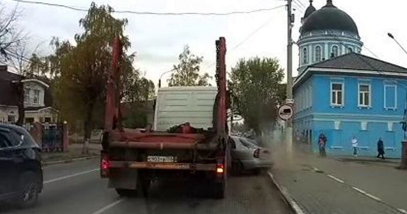 Водитель мусоровоза не поделил полосу с водителем легковушки в Подмосковье