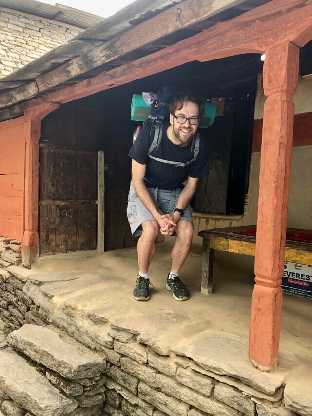 Мой муж у входа в дом, Непал