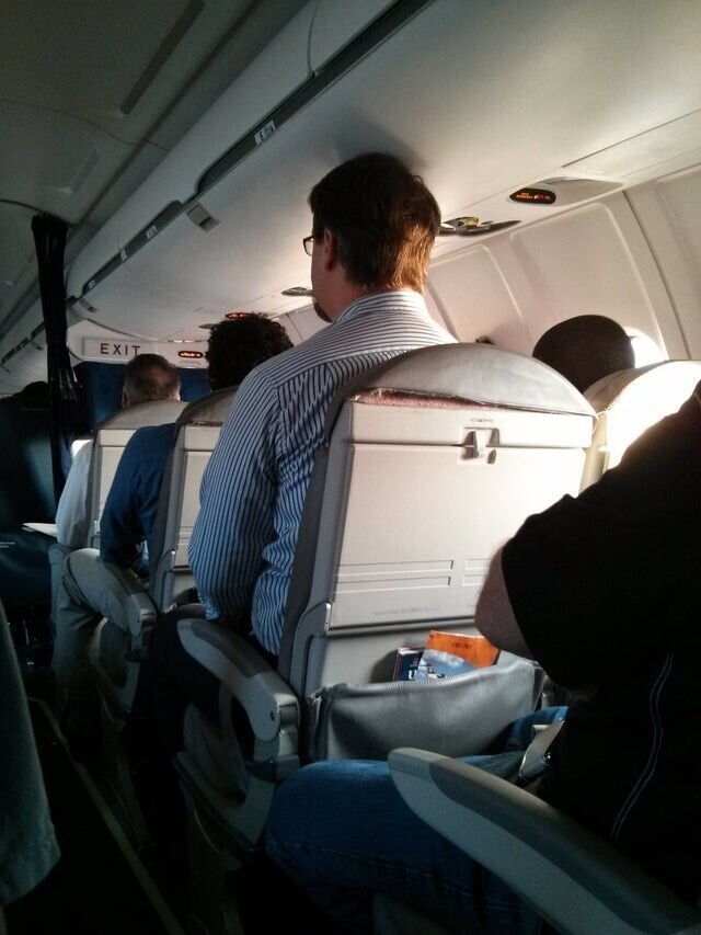 В самолёте я не знаю куда девать не только ноги, но и голову