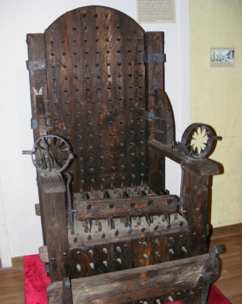 Кресло для ведьм, XVIII век