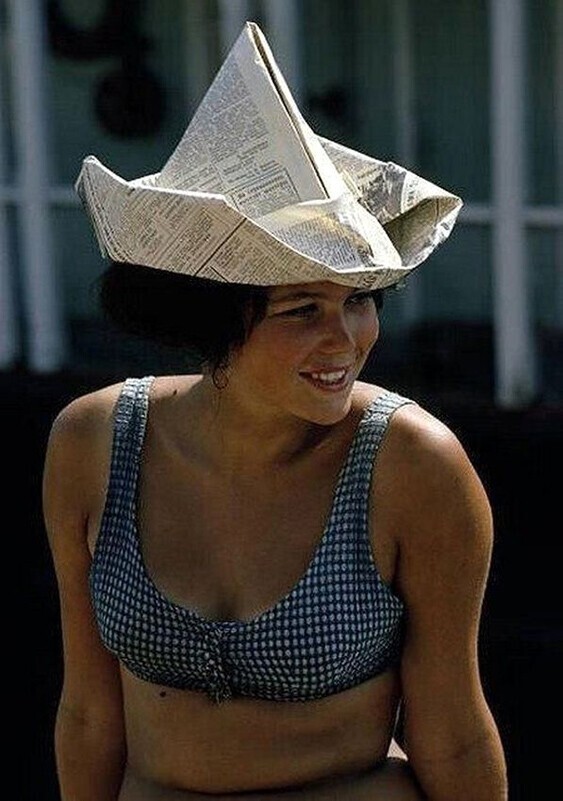 Девушка в шляпе из газеты, сфотографирована в Хабаровске, в семидесятых годах прошлого века