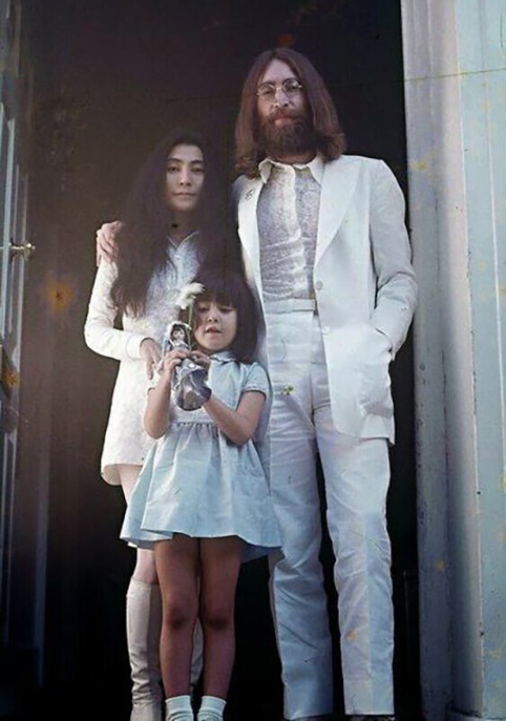 Джон Леннон, Йоко Оно и ее дочь Кьоко от первого брака, 1969 год
