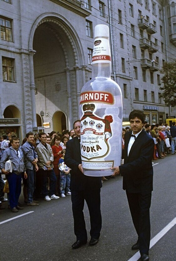 Шествие с надувной бутылкой водки «Smirnoff» по Тверской улице. 24 июля 1990 года в СССР отменили "сухой закон"